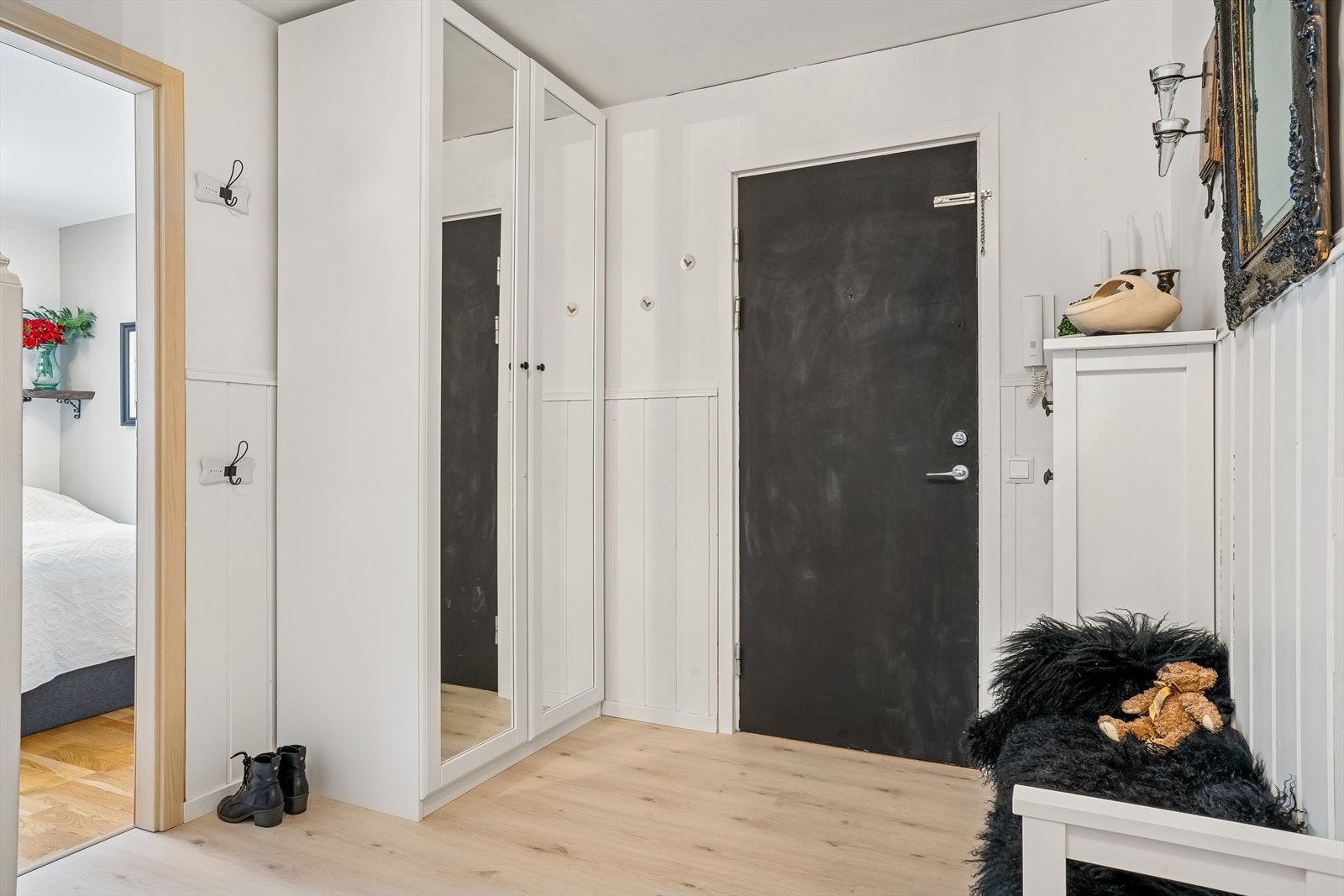 Du ønskes velkommen inn i en lys entré med plass til oppbevaring av yttertøy. Galleribilde