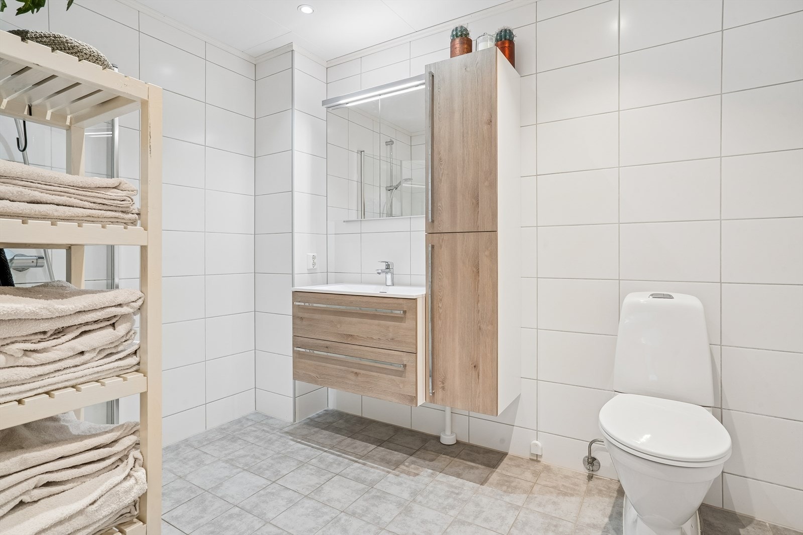 Badet er helfliset og har en praktisk og arealeffektiv innredning. Galleribilde