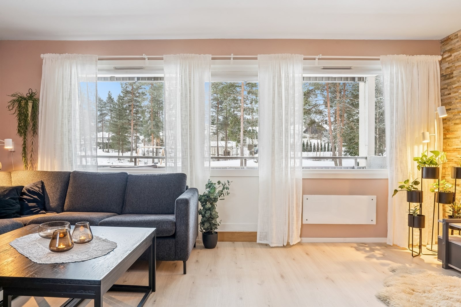 Store vindusflater slipper inn rikelig med dagslys og gir en luftig atmosfære. Galleribilde