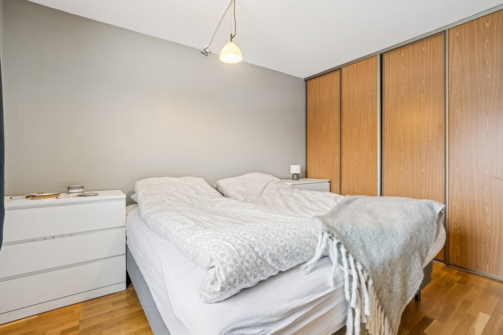 Leiligheten har tre soverom av god størrelse. Dette er det største. Galleribilde