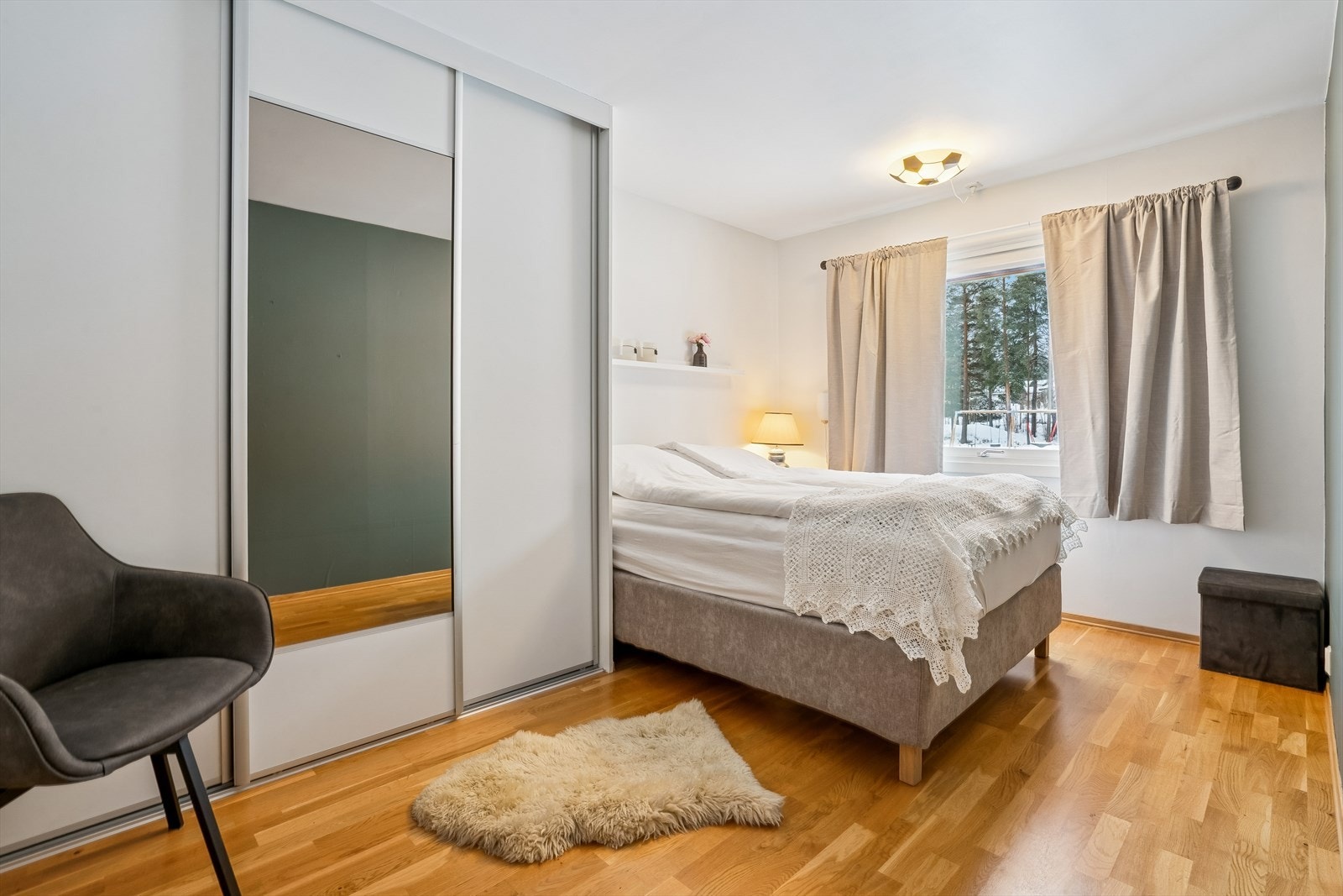 Det andre soverommet er utstyrt med en stor skyvedørsgarderobe med speilfront. Galleribilde