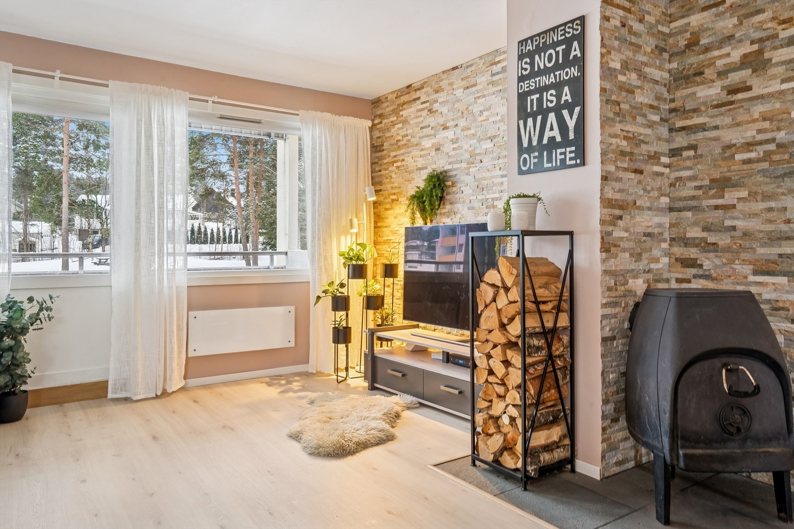 Den romslige stuen er et naturlig samlingspunkt, med en vedovn som gir ekstra varme. Galleribilde