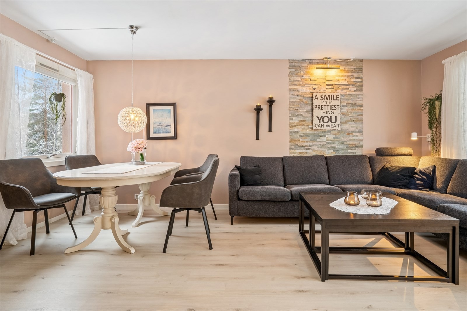 En dekorativ fondvegg i steinpanel gir stuen særpreg. Galleribilde