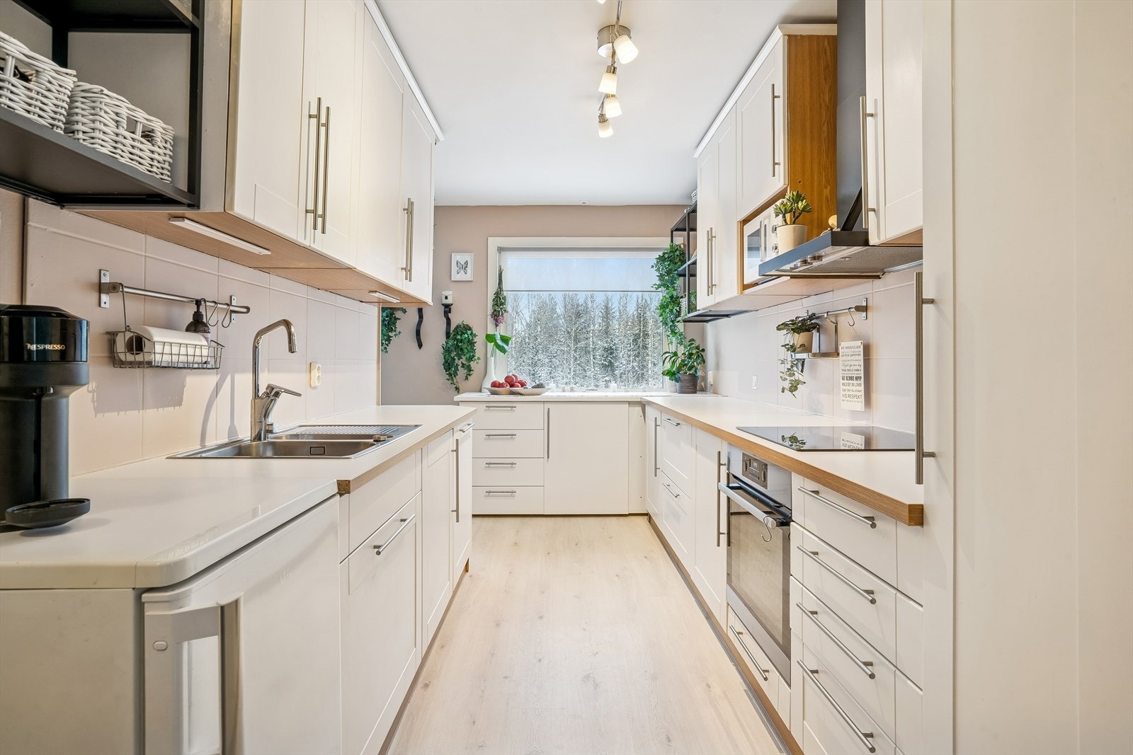 Leiligheten har et praktisk og innholdsrikt kjøkken med rikelig skap- og benkeplass. Galleribilde