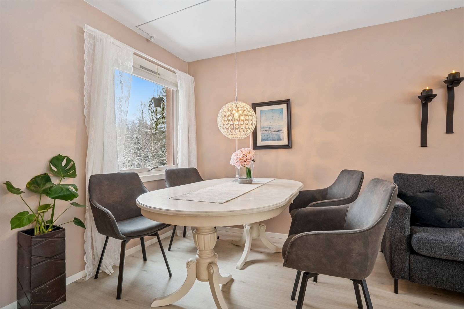 Her er det god plass for en egen spisesone for hyggelige måltider. Galleribilde