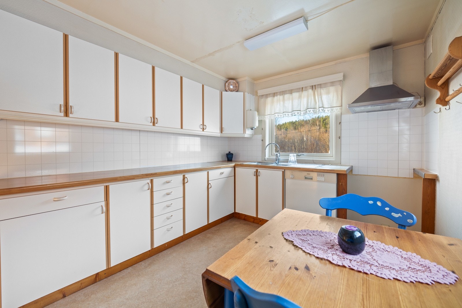 Eldre kjøkken med potensiale. Galleribilde