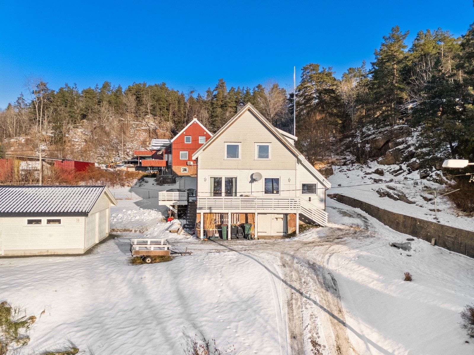 Romslig gruslagt gårdsplass med god plass til parkering. Galleribilde