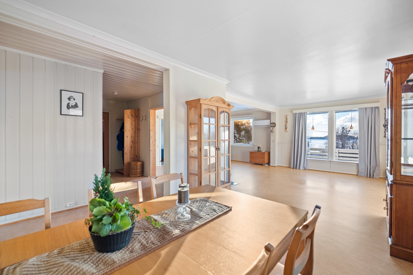 Velkommen inn! Stuen er romslig og får godt med innslipp av naturlig lys. Galleribilde