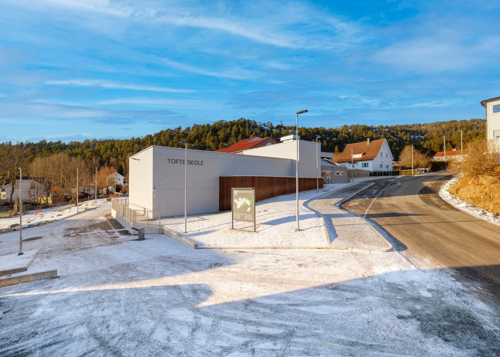 Tofte barneskole beliggende i sentrum. Galleribilde