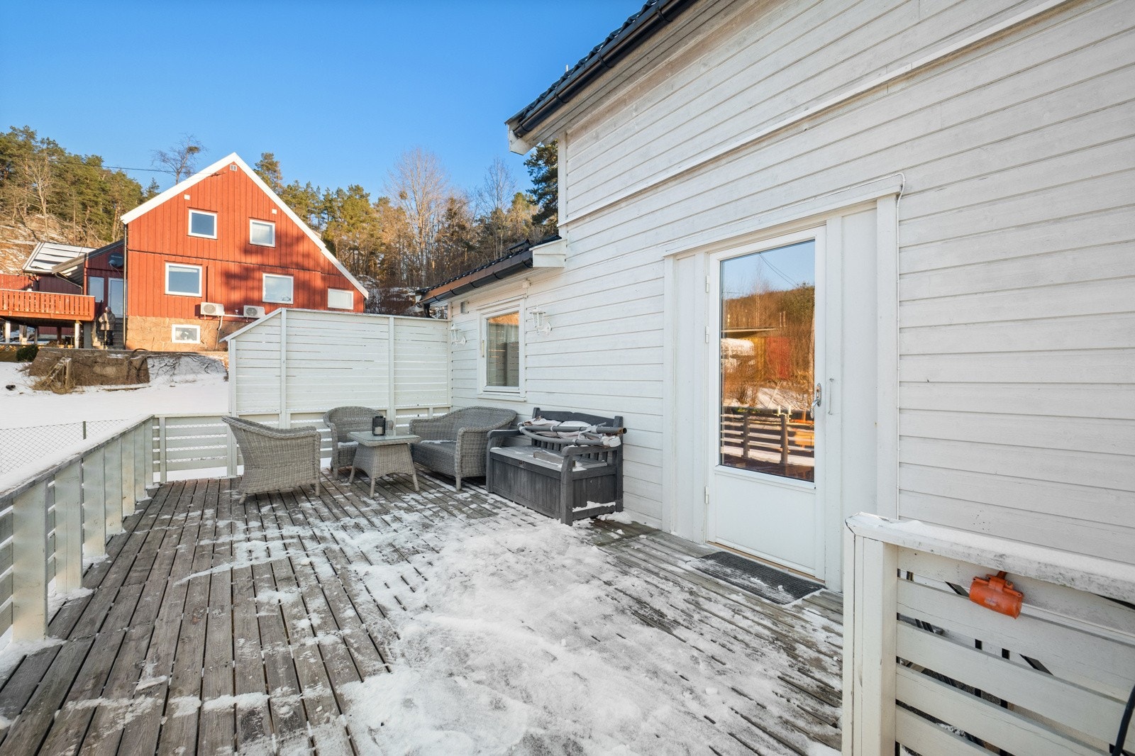 Terrassen er på 25 kvm, og har videre adkomst til hagen. Galleribilde