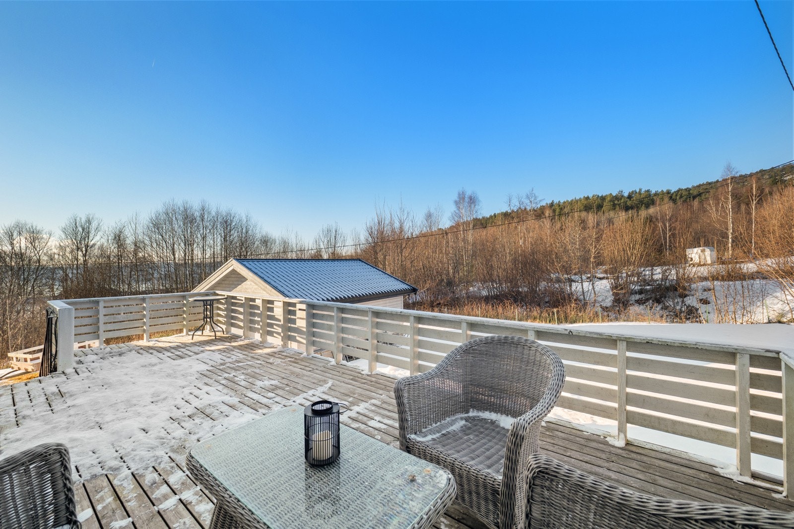 Tomt opparbeidet med diverse beplantning, prydbusker, plenområder og gruslagt gårdsplass. Galleribilde