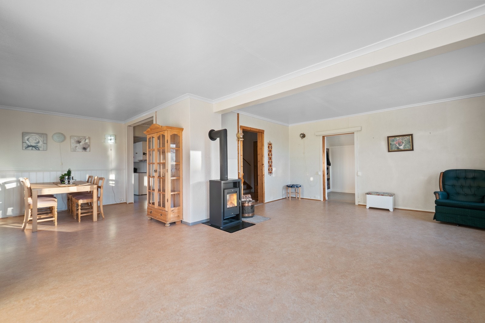 I stuen er det både varmepumpe og peisovn. Galleribilde