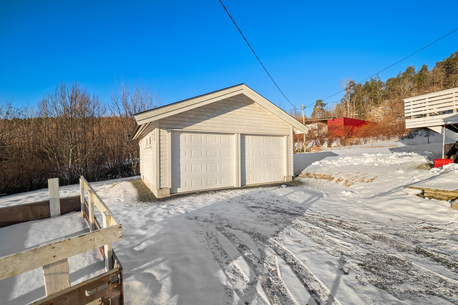 Eiendommen har dobbelgarasje, i tillegg til garasje i tilknytning til boligen. Galleribilde