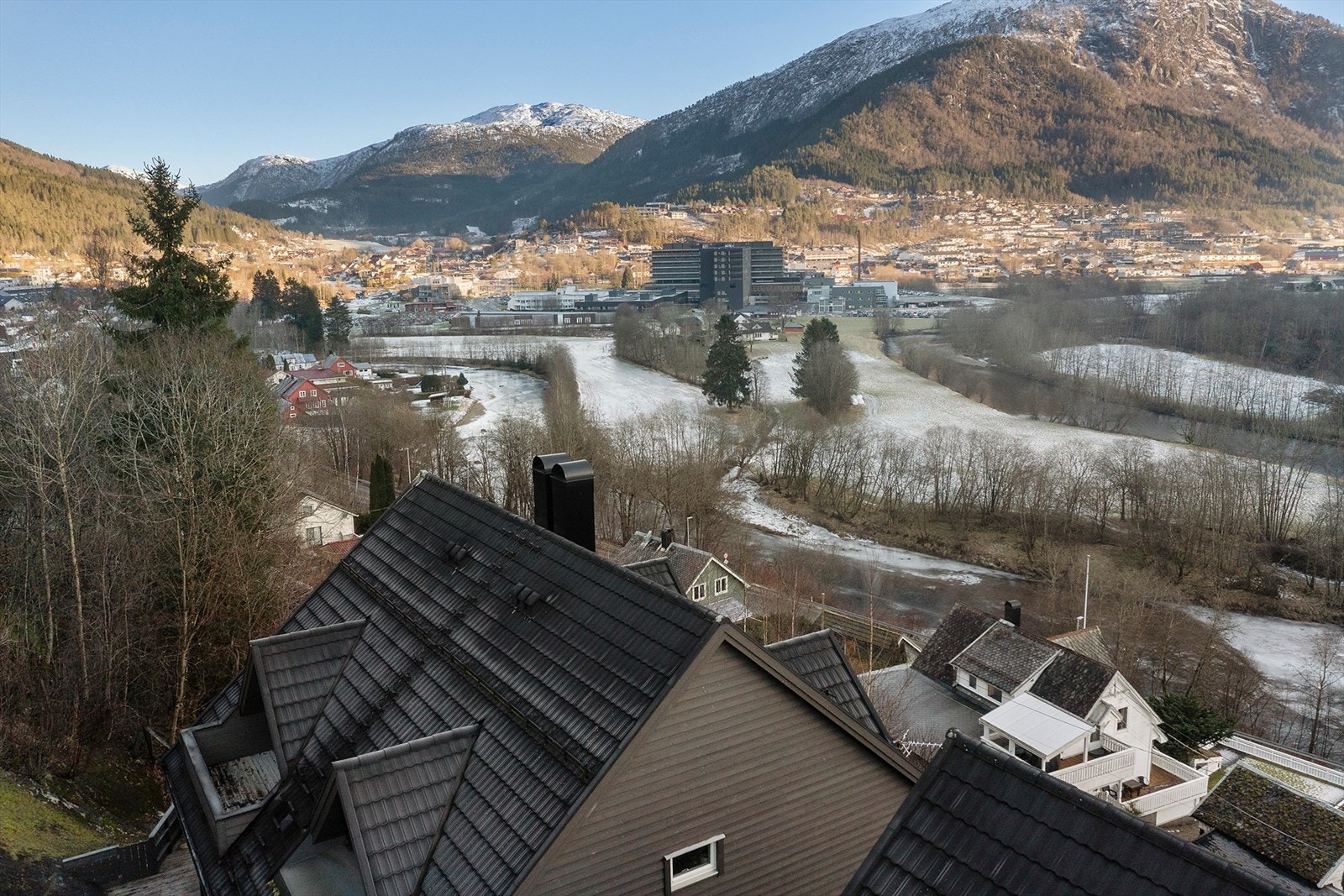 Fra terrassen har du fri utsikt i retning mot Vie og Brulandsvellene. Terrassen har gode solforhold store deler av året. Galleribilde