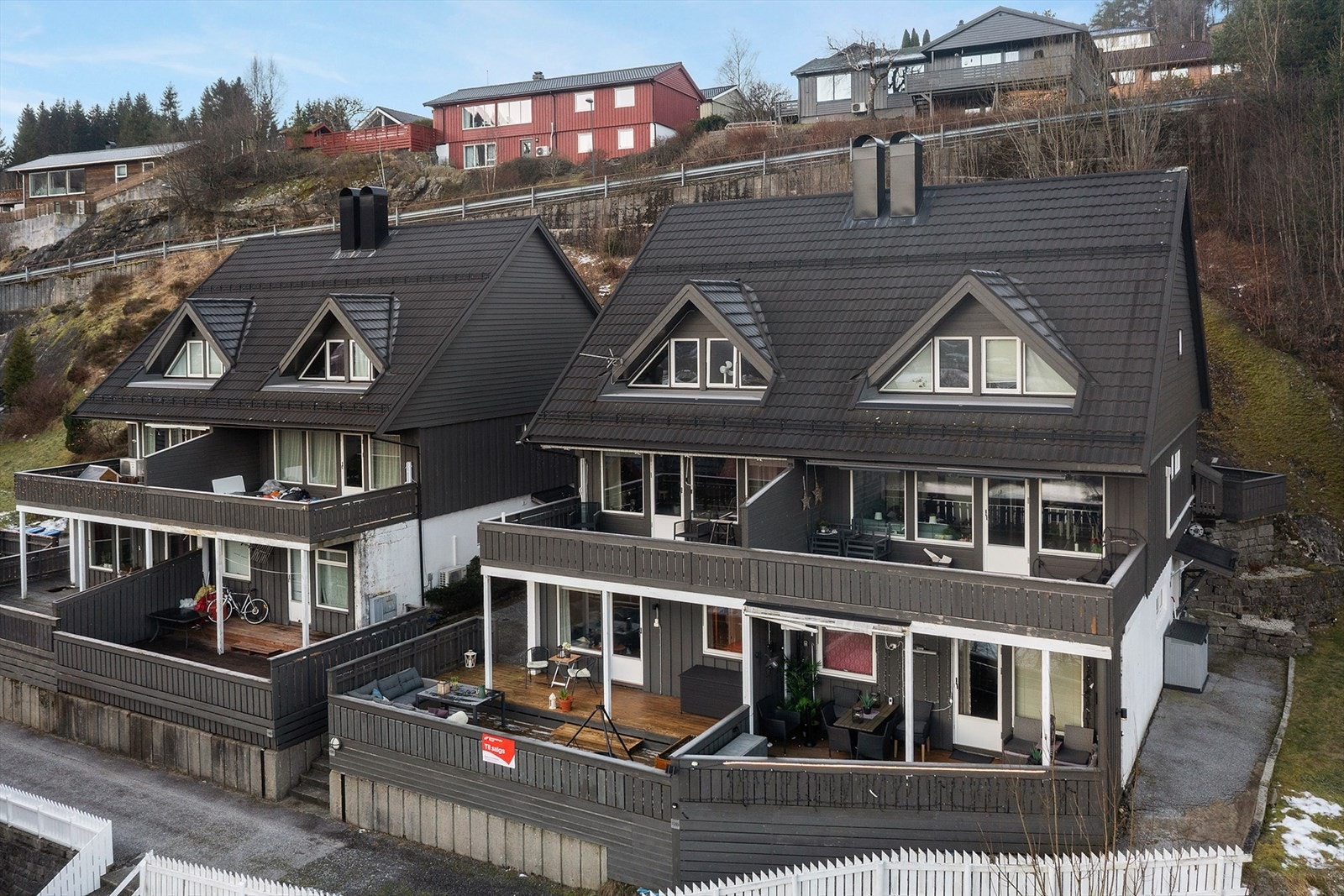 Leiligheten disponerer en stor terrasse og en parkeringsplass i garasje. Galleribilde