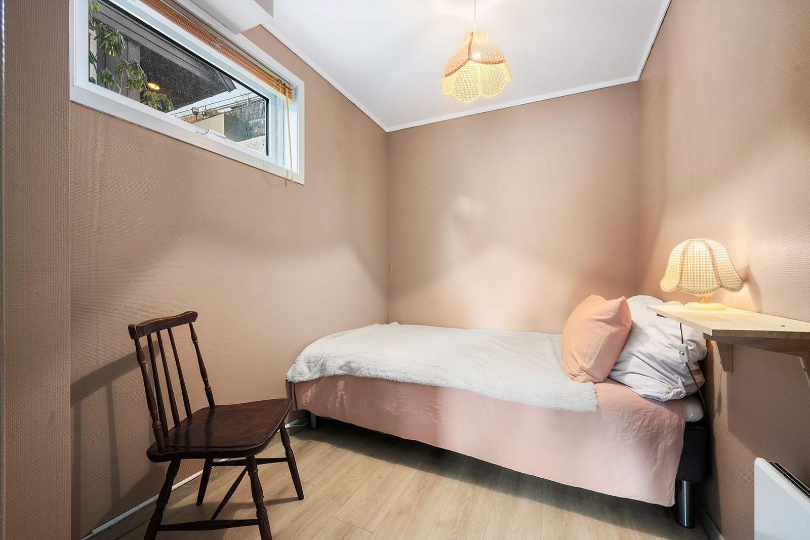 Boden er innredet og tatt i bruk som gjesterom og kontor (ikke godkjent). Galleribilde