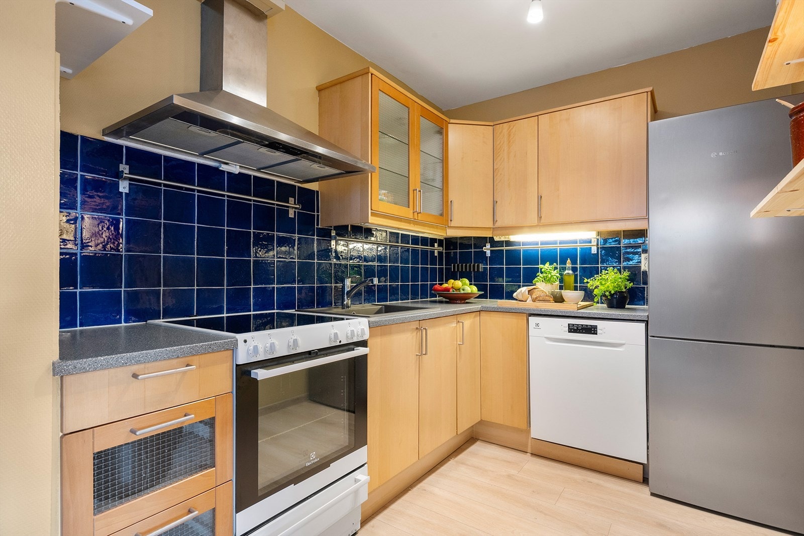 Vinkelkjøkkenet har god kapasitet med mye skap- og benkeplass. Galleribilde