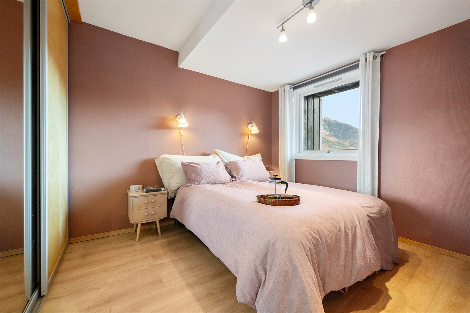 Soverommet er meget romslig og har god plass til dobbeltseng med nattbord på hver side av sengen. Galleribilde