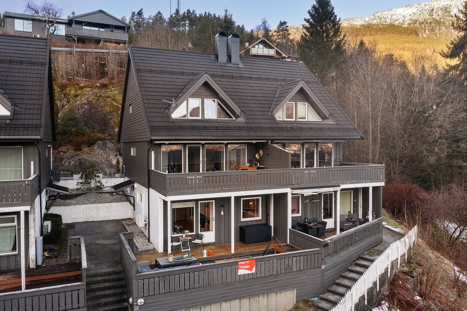 Boligen ligger i sokkeletasjen av en korsdelt firemannsbolig. Galleribilde