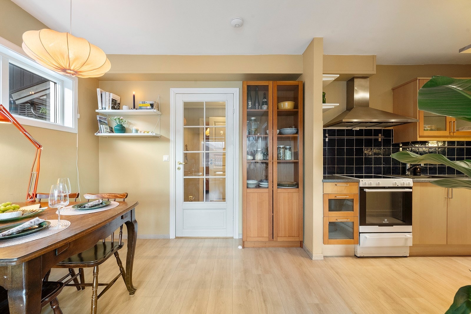 Spiseplassen ligger med enkel adkomst til kjøkkenet. Galleribilde