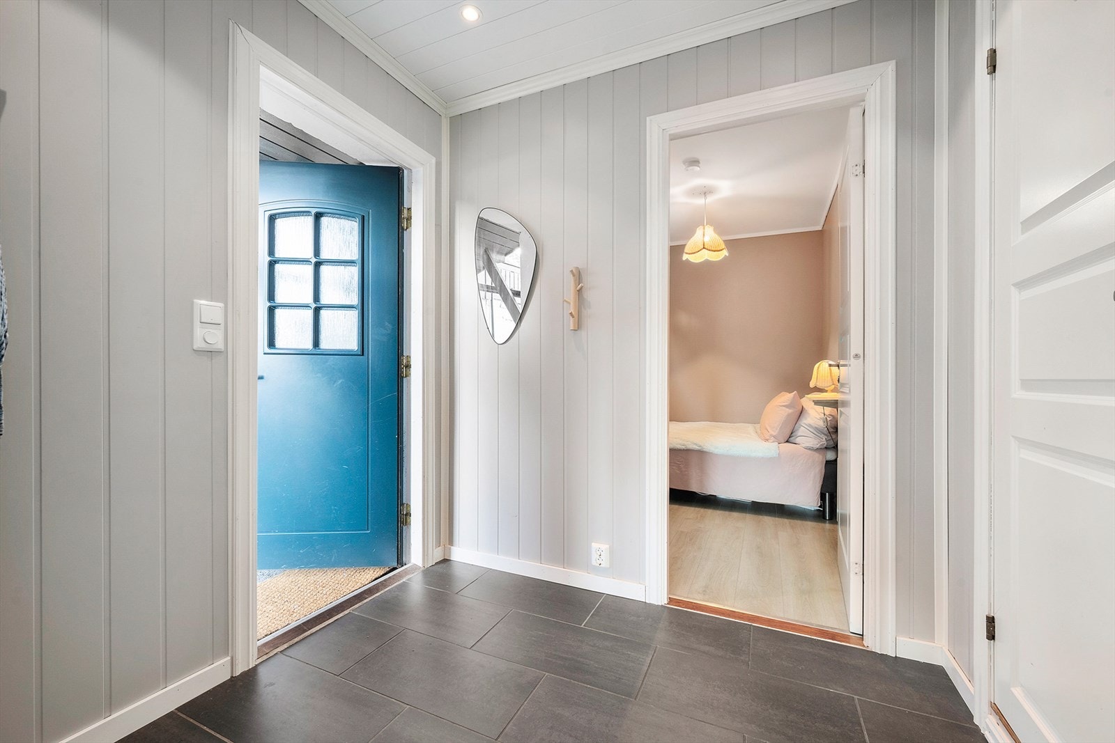 Fra entréen er det tilkomst til stuen og kjøkkenet, badet og en innredet bod. Galleribilde