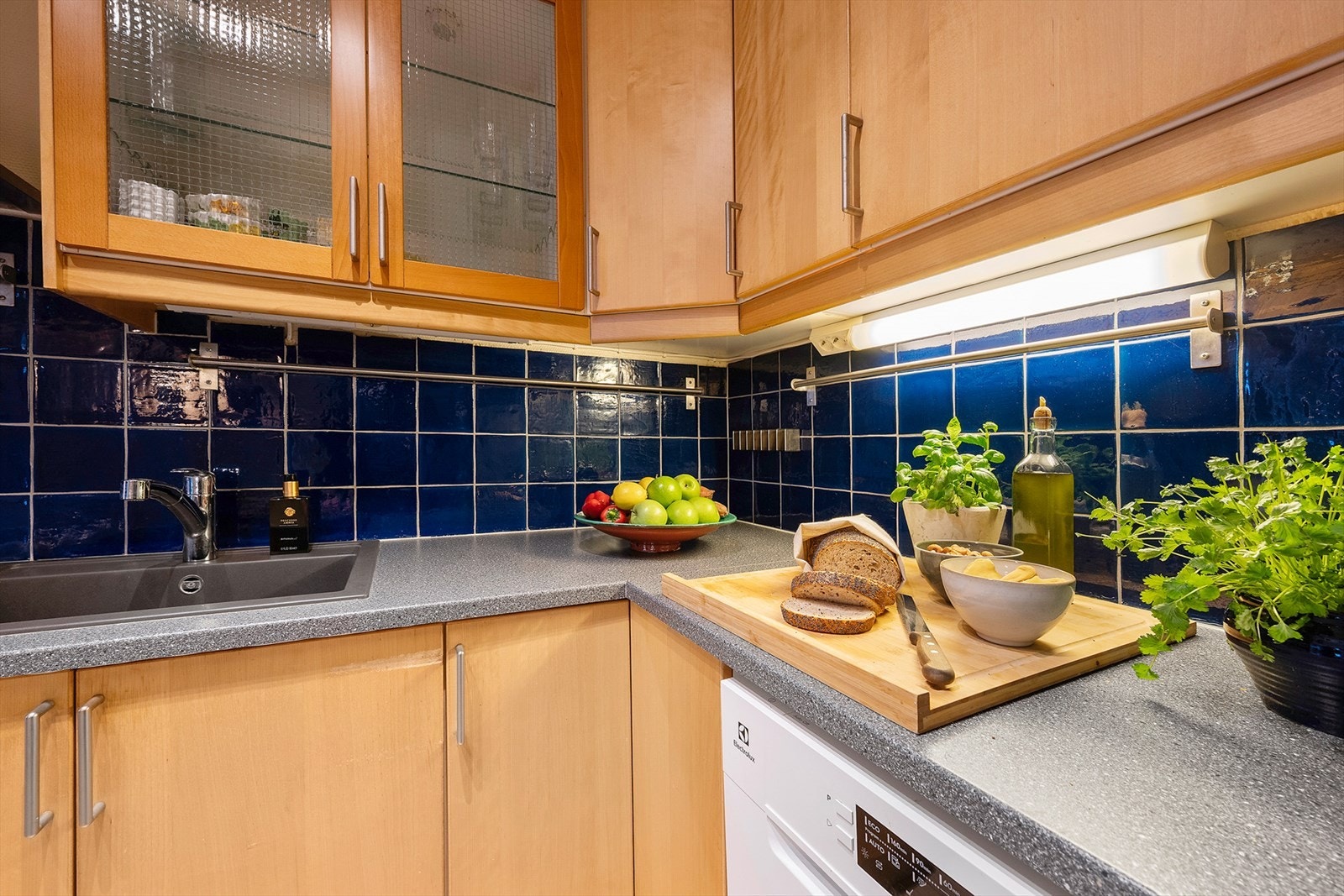 Kjøkkenet er fullt utstyrt med hvitevarer som følger med ved salg. Galleribilde