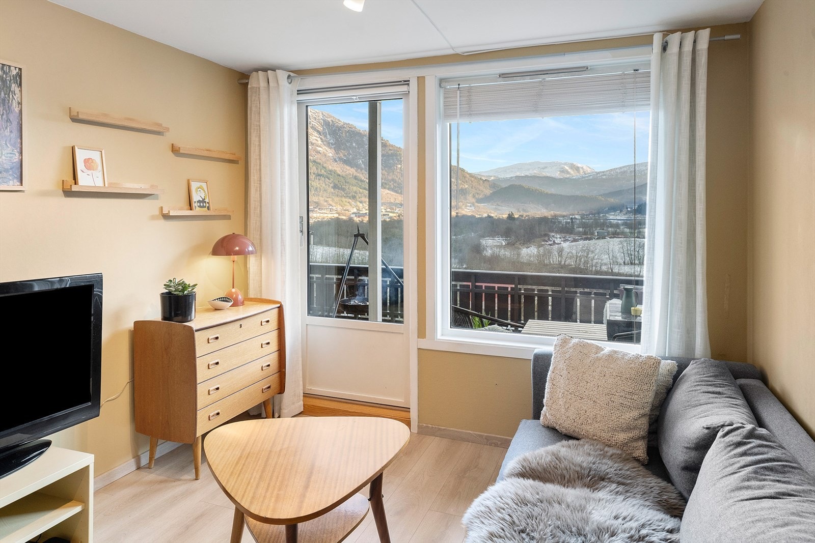 Fra stuen er det direkte utgang til stor terrasse. Galleribilde