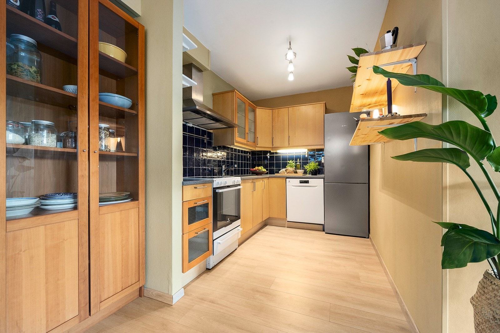 Kjøkkenet har plass til skapinnredning ved siden av vinkjelkjøkkenet. Galleribilde