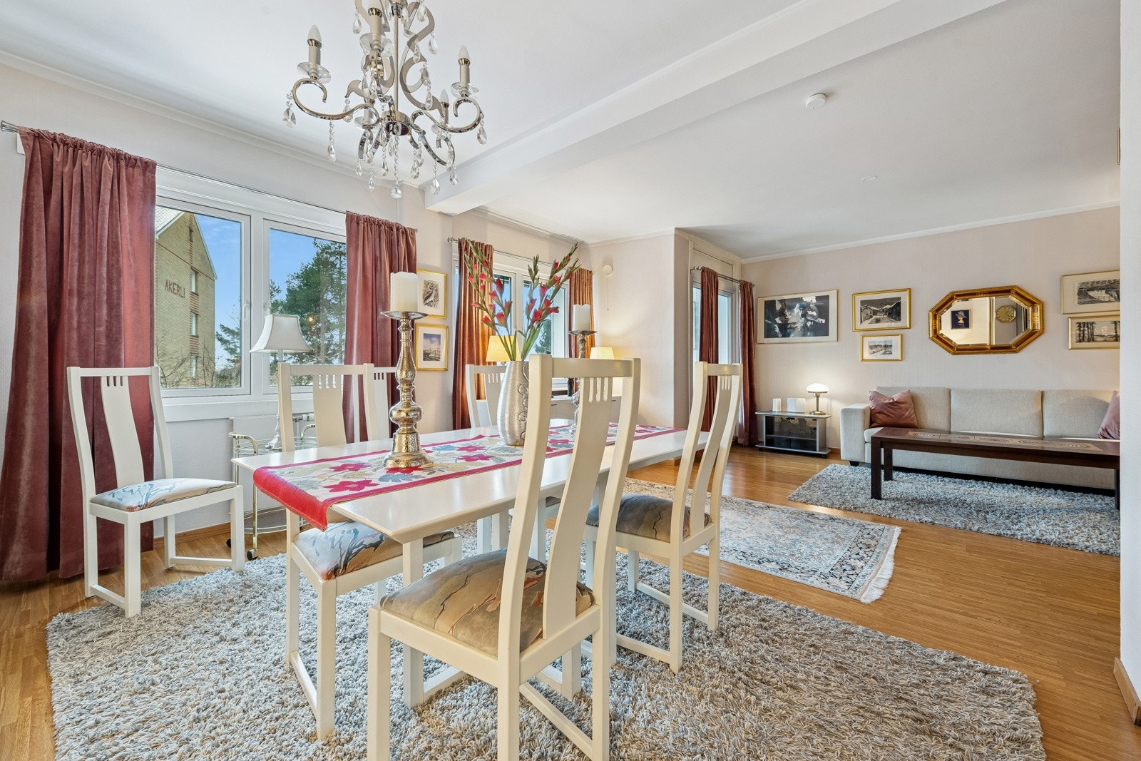 Koselig, åpen spisestue med god plass til langbord. Galleribilde