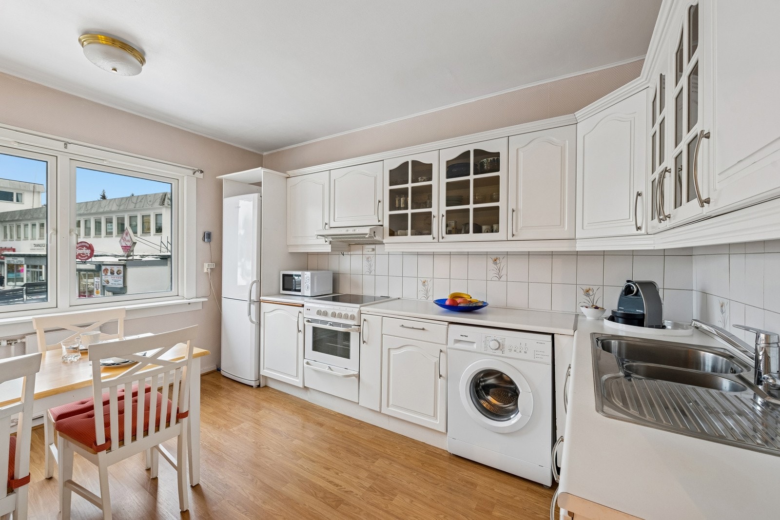 Det er opplegg for vaskemaskin på kjøkkenet. Galleribilde