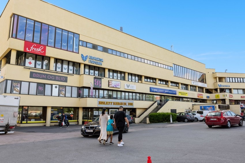 Flere dagligvarebutikker og treningssenter i nærheten. Galleribilde