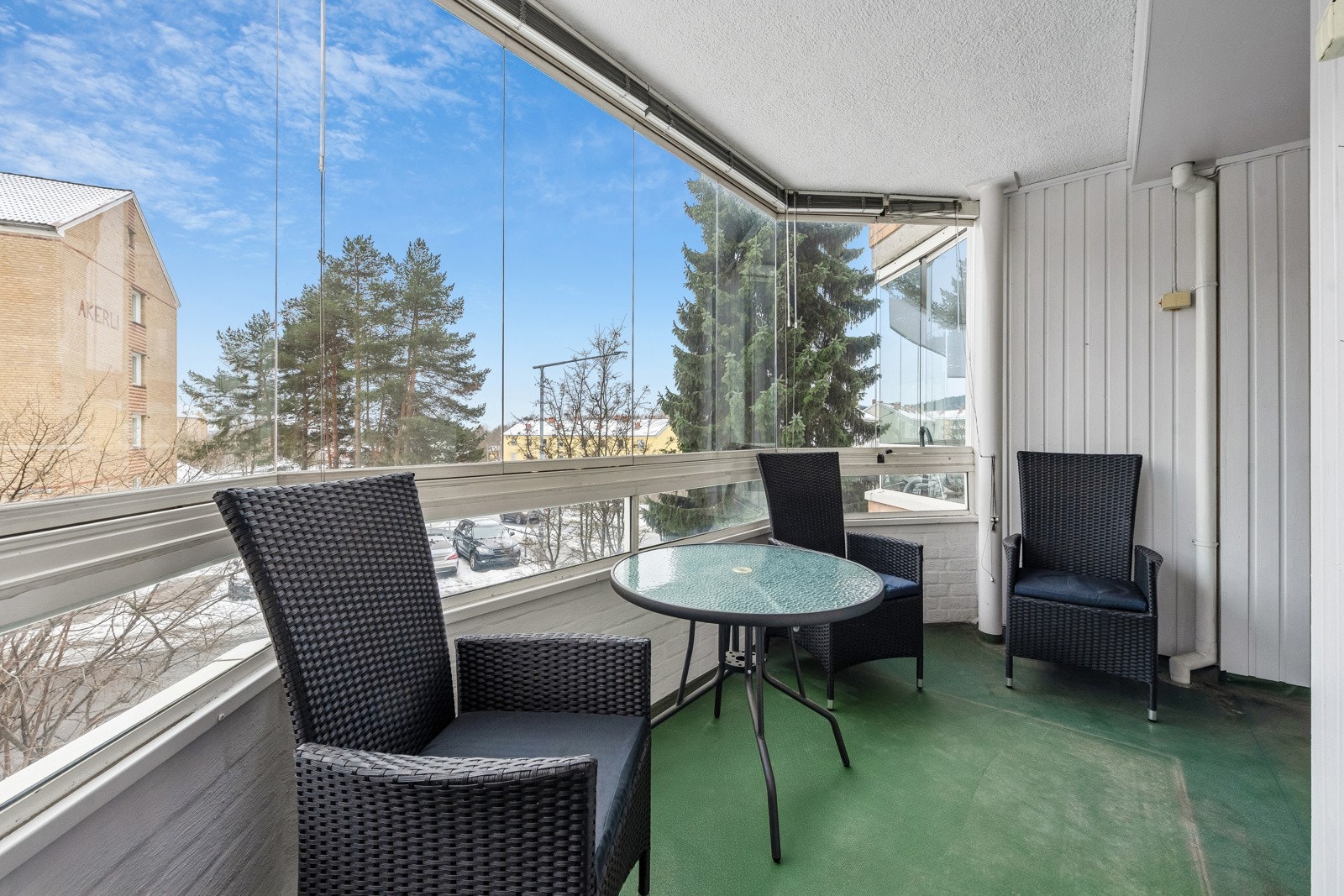 Stor, innglasset balkong på ca. 9 kvm med direkte adkomst fra stue og rikelig plass til utemøbler. Galleribilde