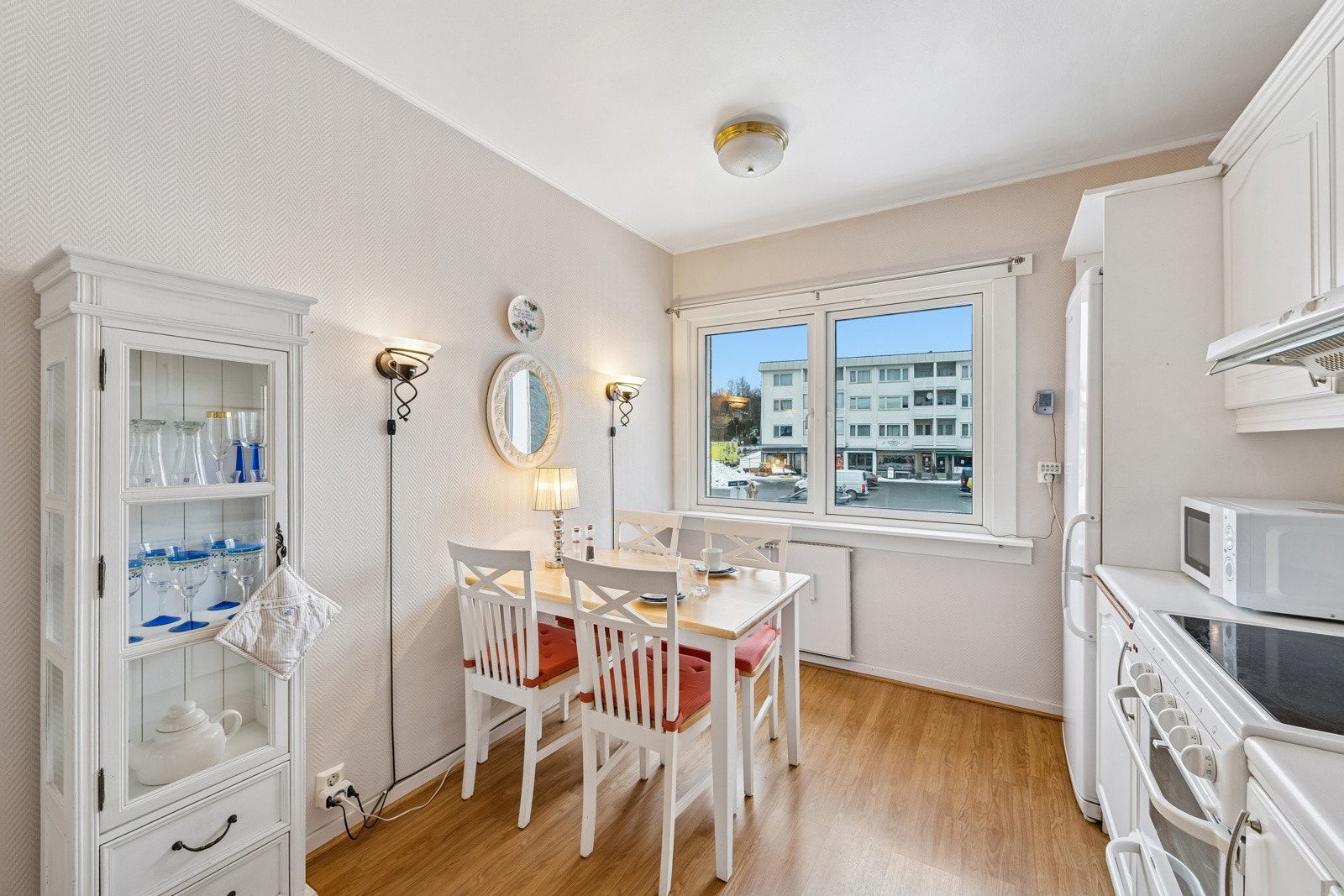 Kjøkken fra 80-tallet med profilert innredning og plass til liten spiseplass. Galleribilde