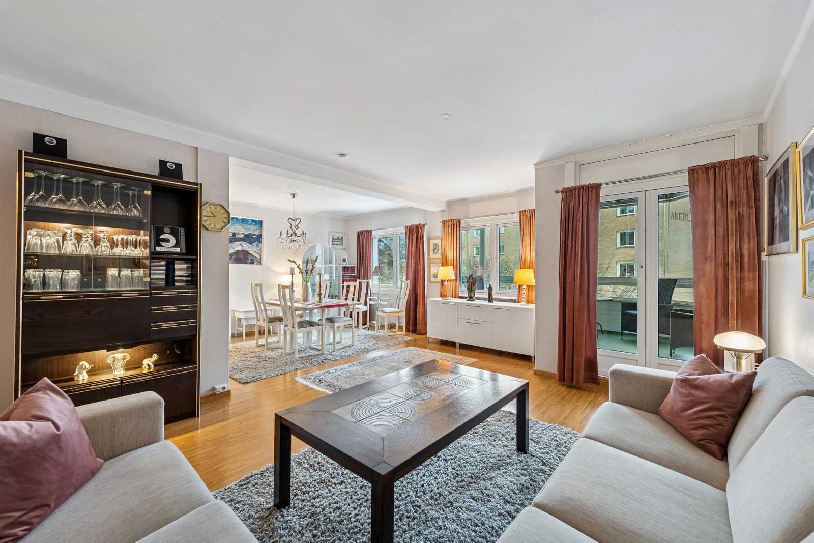 Leiligheten var opprinnelig en 3-roms, men er i dag omgjort til en åpen spisestue som gir en luftig romfølelse. Galleribilde