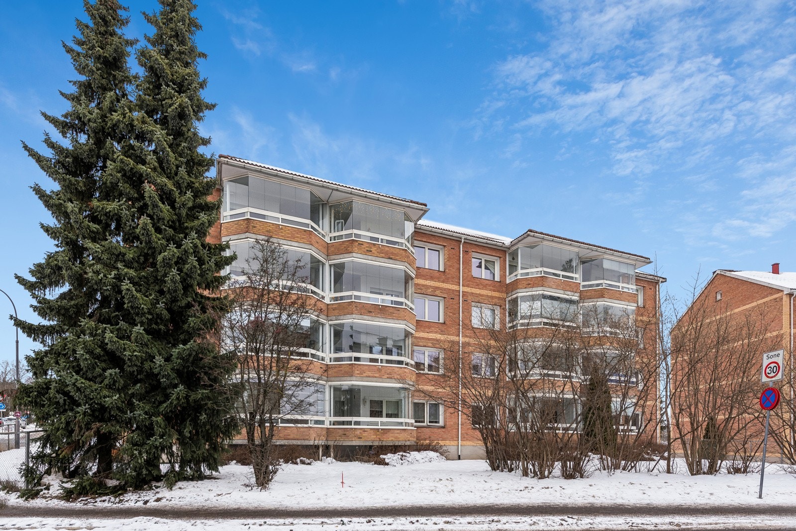 Leiligheten ligger flott til med gangavstand til det meste. Lekeplasser, store fellesområder, nærbutikk, nærsenter og alt av off.komm. Galleribilde