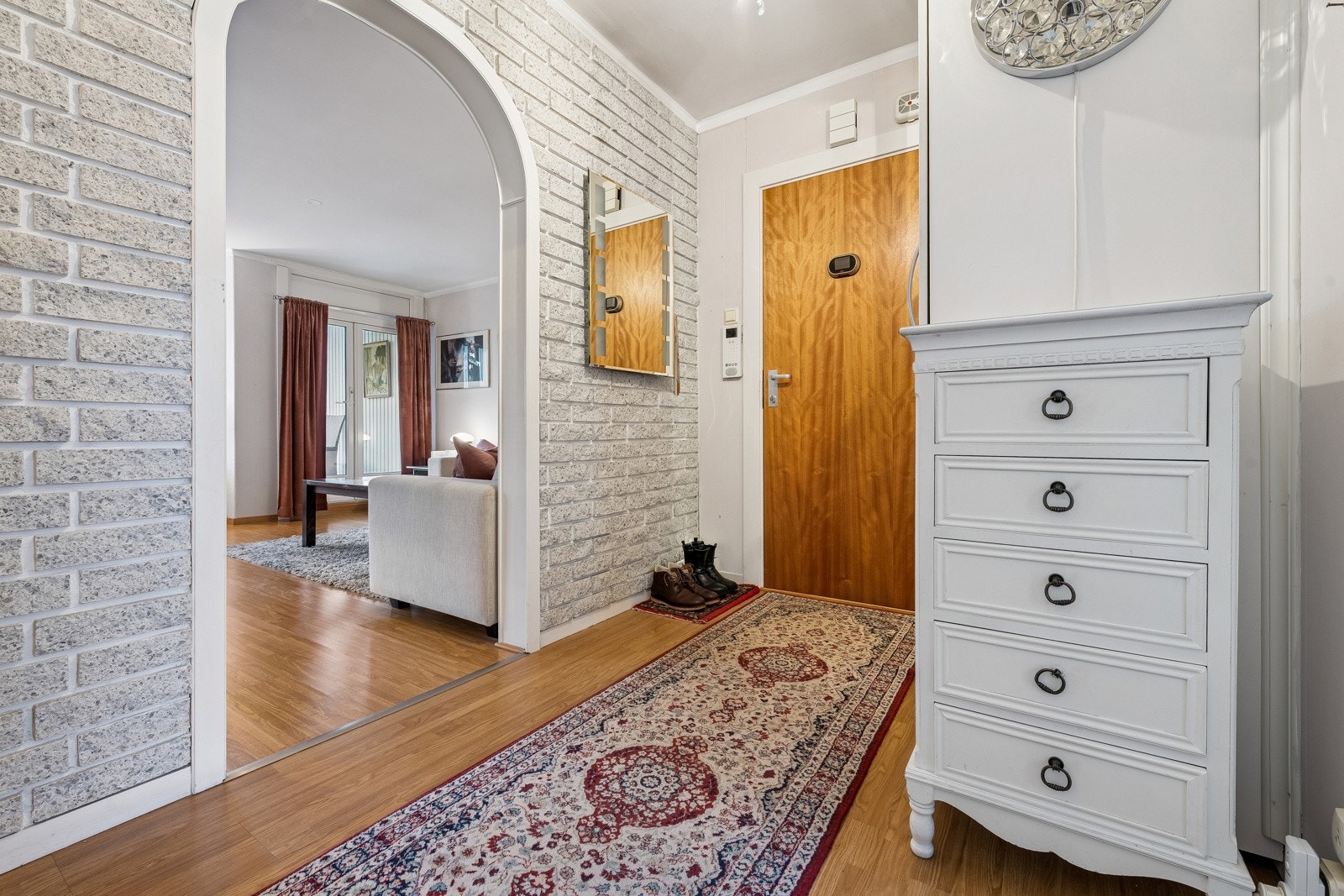 Hyggelig og innbydende entré med god plass til å henge yttertøy og sette fra seg sko. Galleribilde