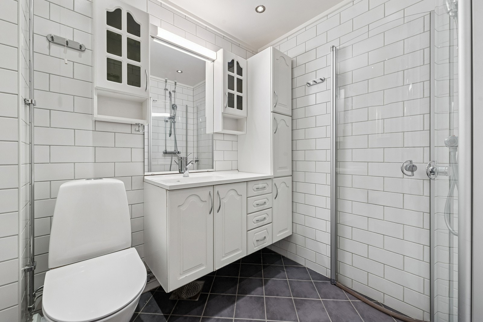 Badet er flislagt og har varmekabler samt god skapplass. Det ble rehabilitert i regi av borettslaget i 2005-2007. Galleribilde