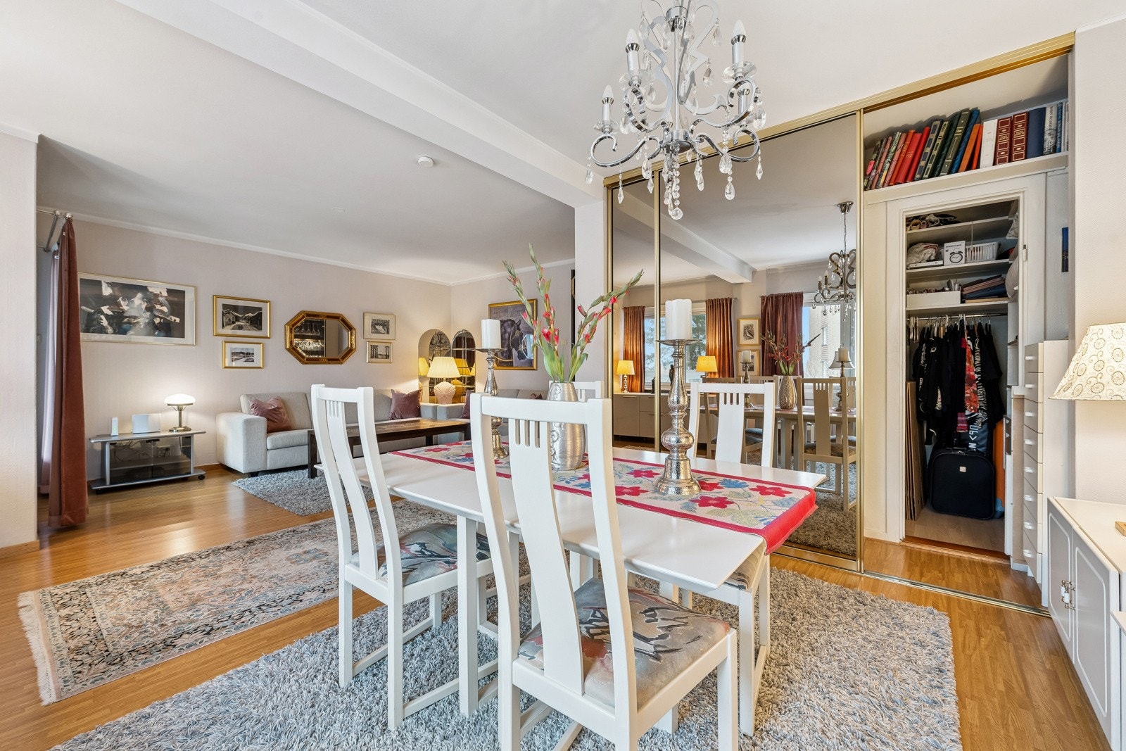 I spisestuen er det en garderobe med skyvedørsspeil med ekstra oppbevaringsplass. Det er også en liten bod i tilknytning til det tidligere soverommet. Galleribilde