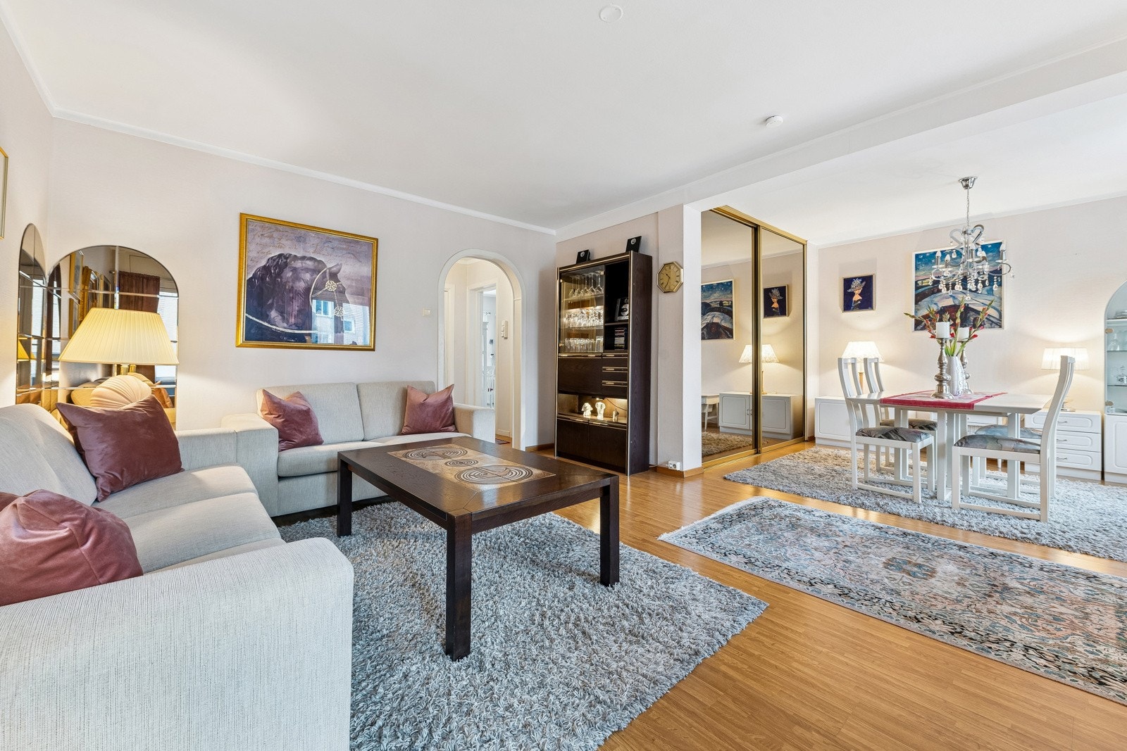 De store vindusflatene sørger for godt med naturlig lys og en lys, åpen atmosfære. Galleribilde