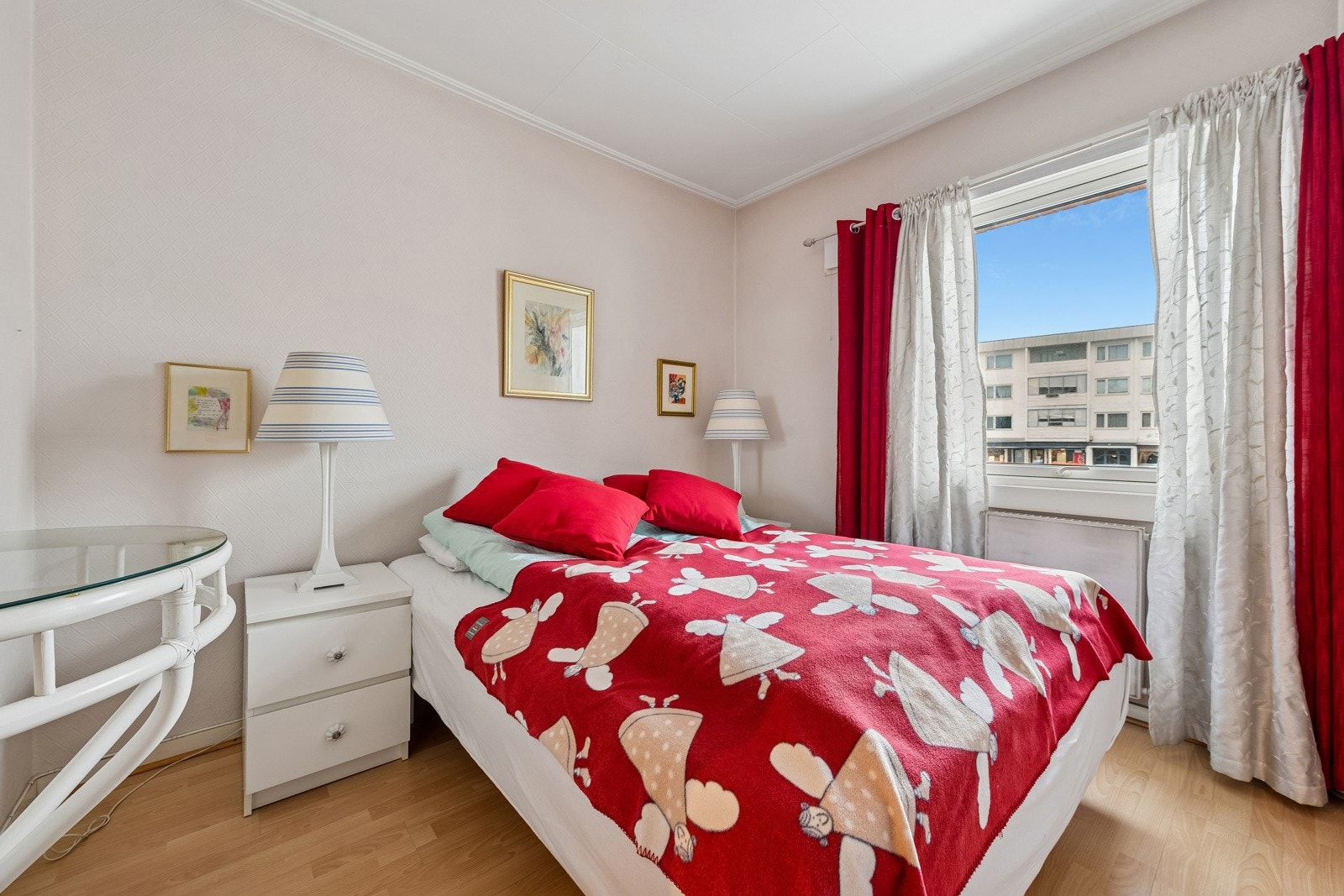 Lyst soverom med god plass til dobbeltseng og annet møblement. Galleribilde