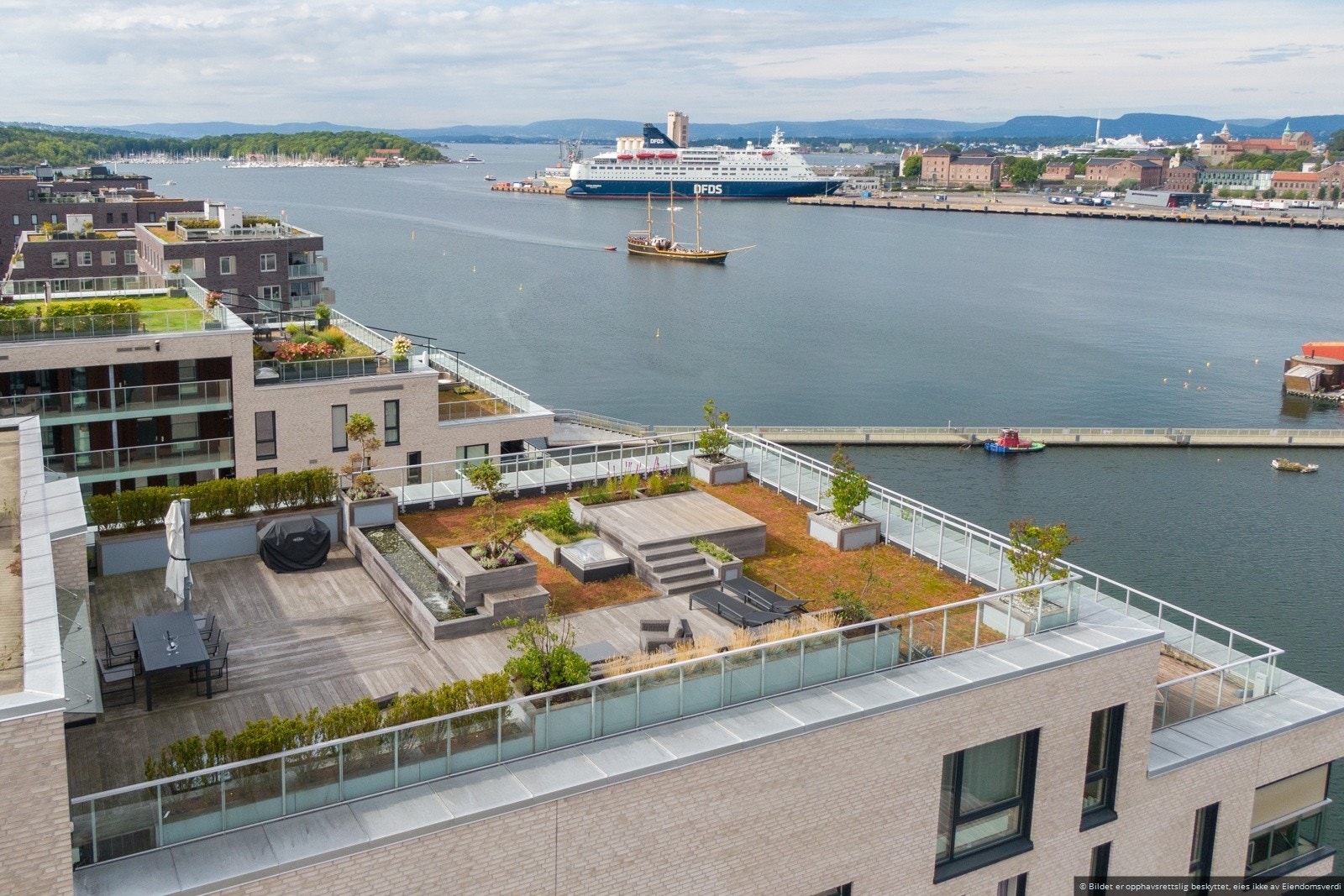 Eksklusiv og gjennomgående toppleilighet fra 2016 med hele 276 kvm BRA og en spektakulær privat takterrasse og hage på ca. 211 kvm Galleribilde