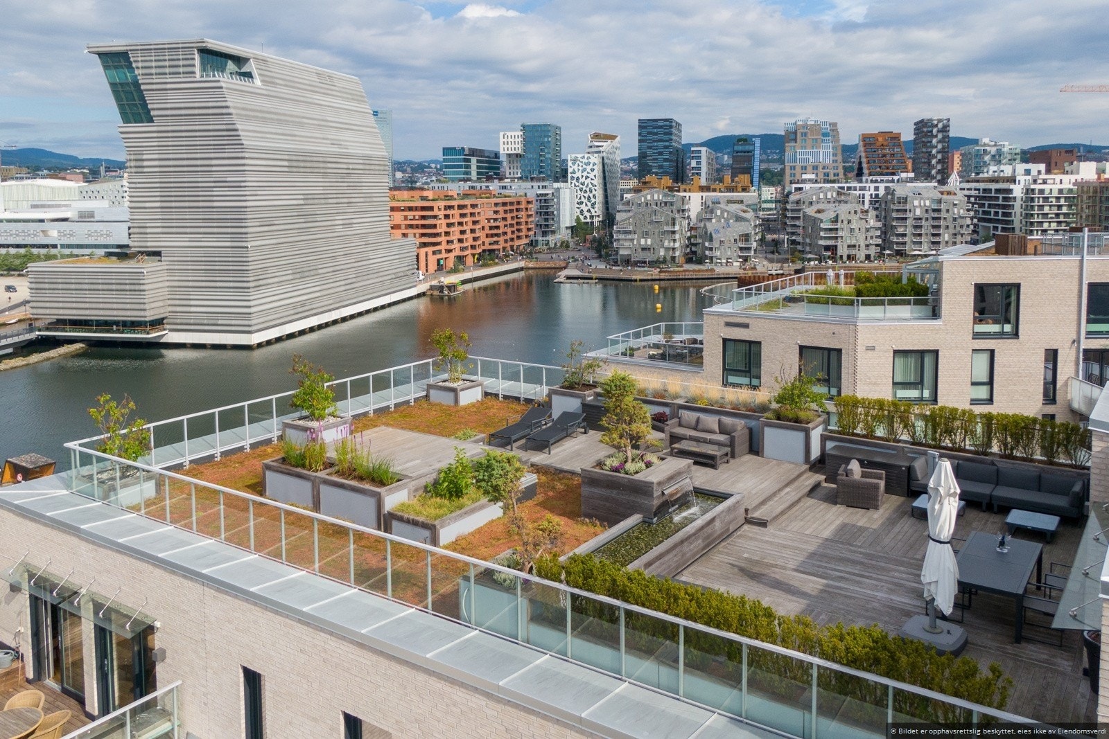Sjeldne solforhold og nær 360 panorama mot Bjørvika, Operaen, Ekeberg og fjorden Galleribilde