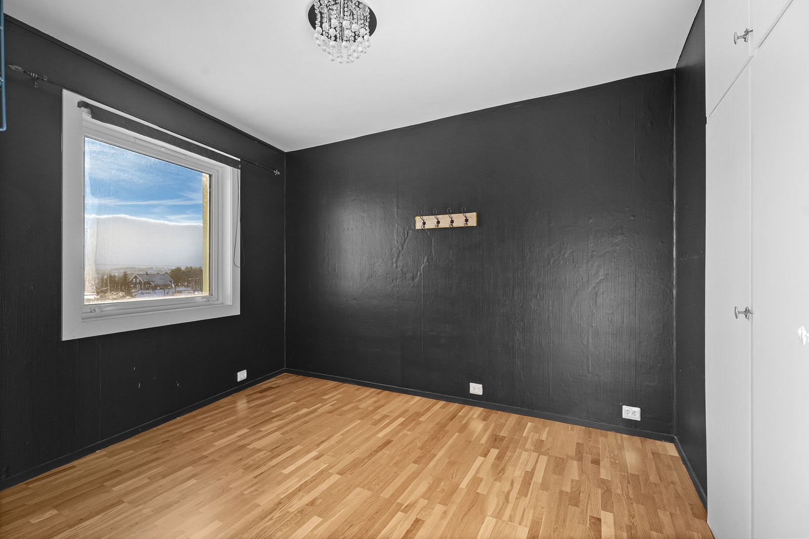 Soverommet har plass til dobbeltseng og tilhørende møblement. Galleribilde