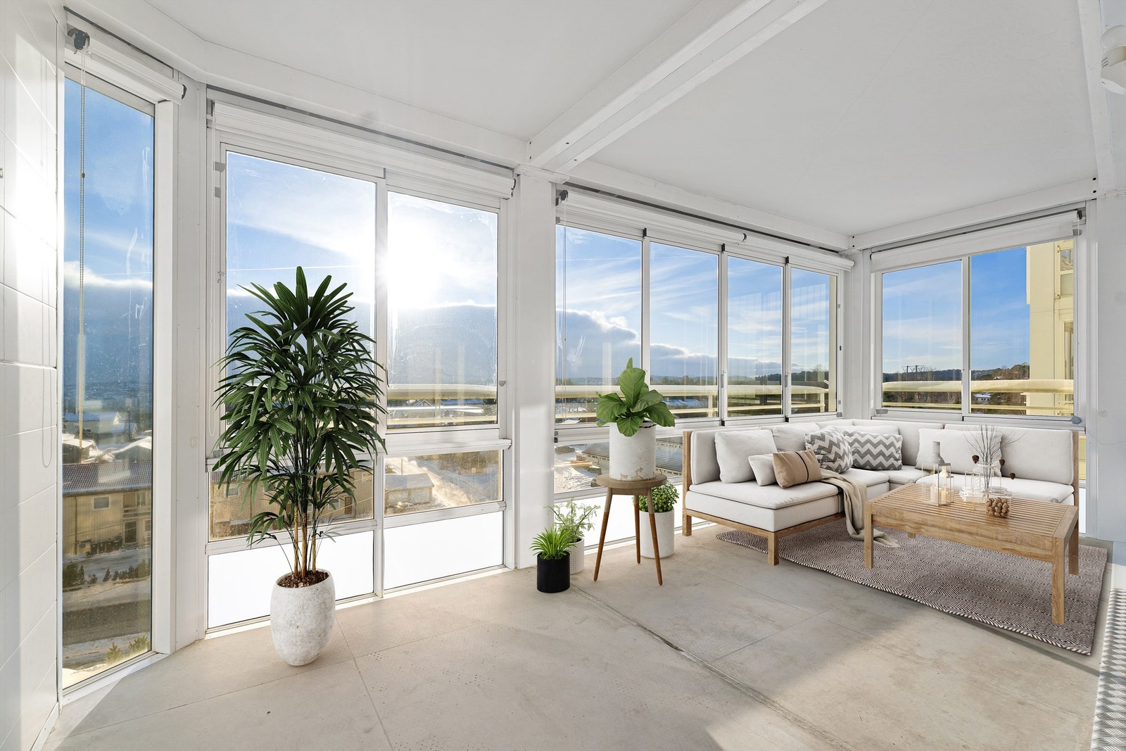 Den innglassede balkongen er hele 16 kvm. og har god plass til hagemøbler. Det er gode solforhold og en nydelig utsikt (digital styling). Foto: Hans Nøstdahl. Galleribilde