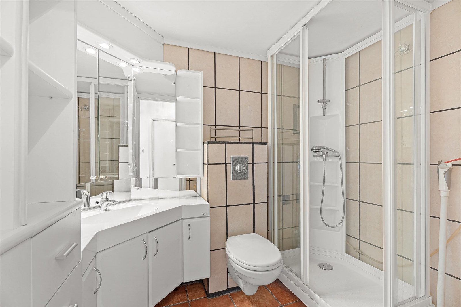 Flislagt bad med gulvvarme, dusjkabinett og opplegg til vaskemaskin/tørketrommel. Galleribilde