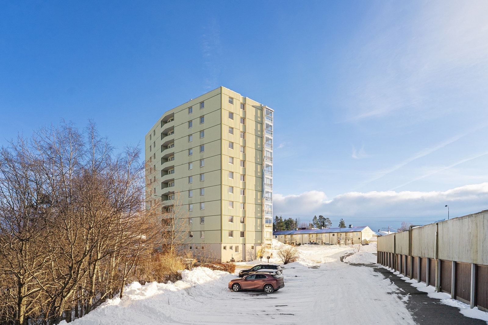 Felles p-plasser for borettslaget. Det er mulighet for lading av El-bil (styret må i disse tilfeller kontaktes for å få tilgang). Galleribilde