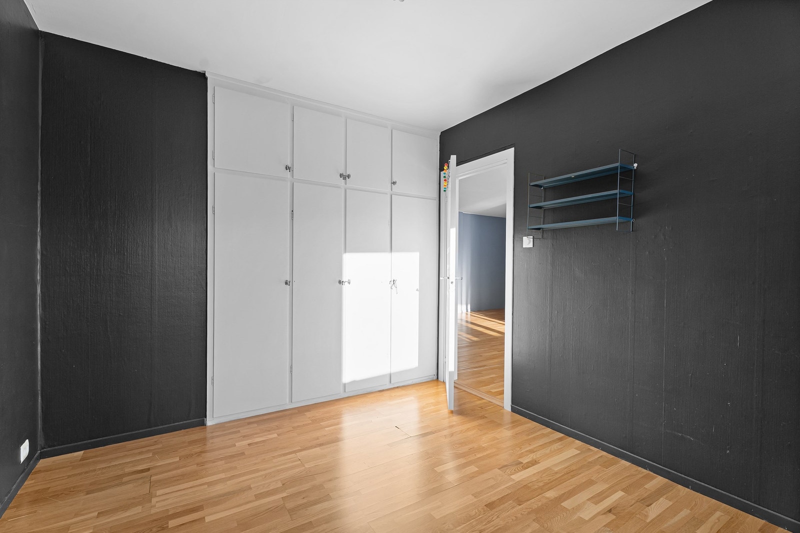 Det er innebygd garderobeskap. Galleribilde