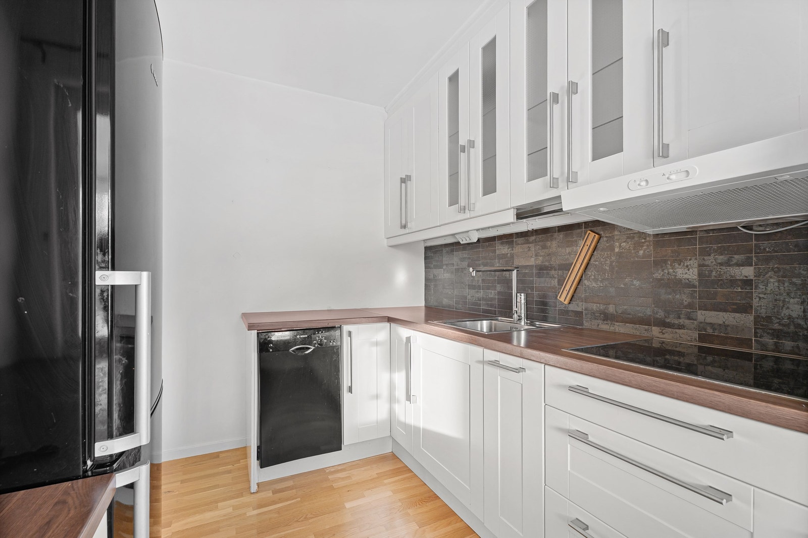 Videre er det frittstående kjøleskap/frys og en mindre oppvaskmaskin. Galleribilde