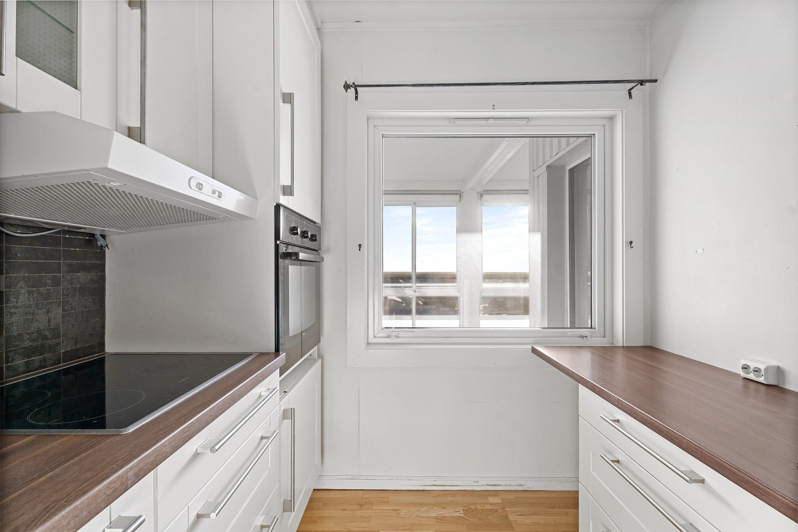 Det er ny kjøkkenvifte fra nov. 25, og det medfølger bl.a. koketopp og stekeovn i høyskap. Galleribilde