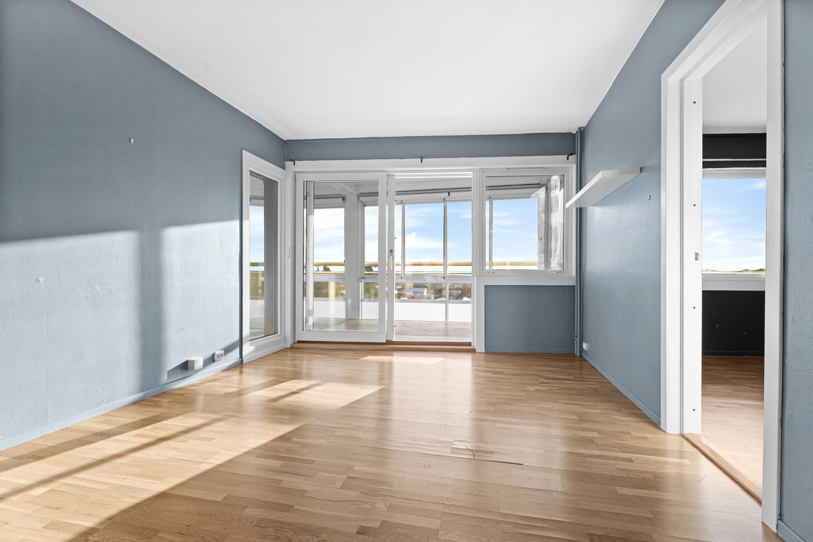 Fra stuen er det videre inngang til leilighetens soverom. Galleribilde